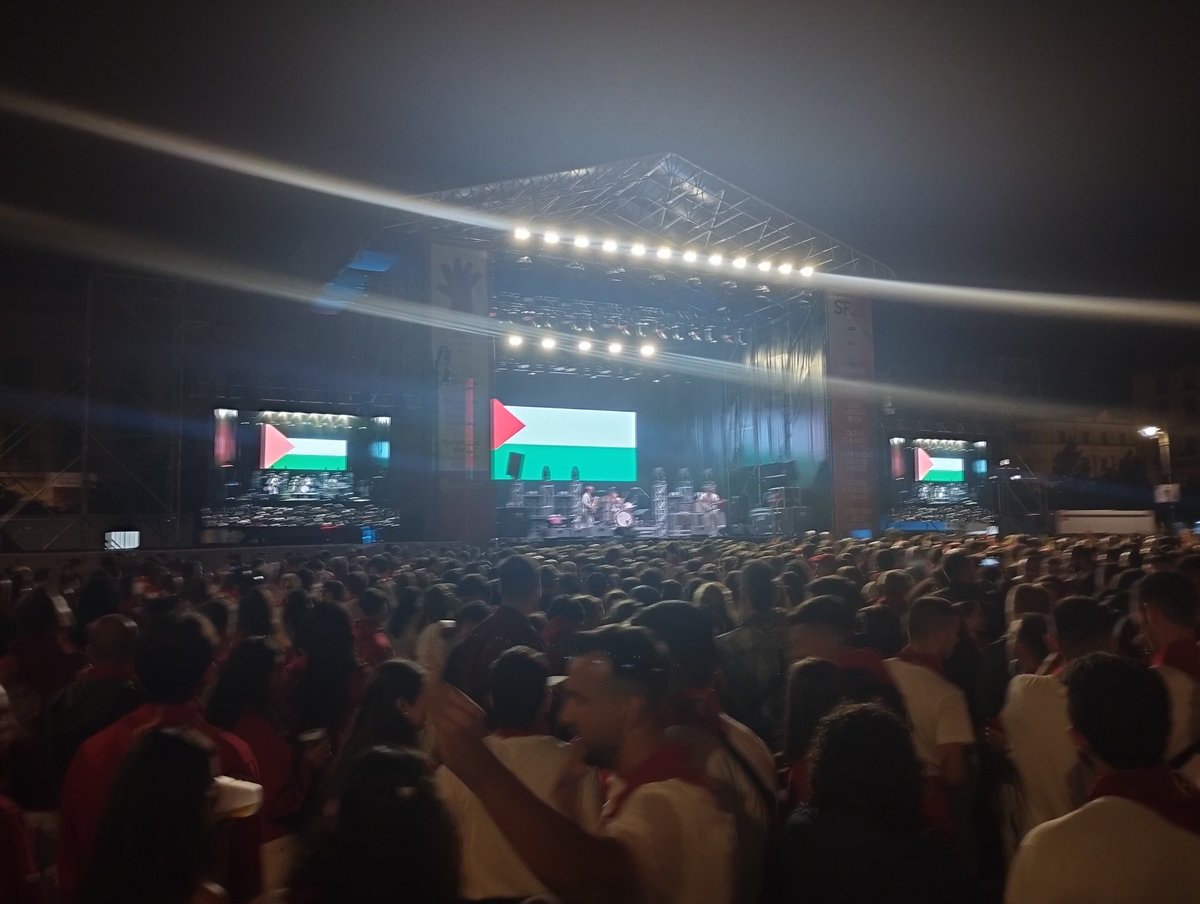 EnekoCompains's tweet image. Ez ei da Iruñean ezer aldatu, baina uztailak 7, eta talde euskaldun bat Palestinako bandera erraldoi baten aurrean Gaztelu plazan kantatzen. Ez dakit ba... #Aldaketa #BorrokaKulturala