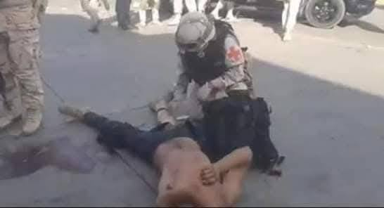 Foro_Militar's tweet photo. 12 Soldados 🪖🇲🇽vs 80 s1carios💩🐤🐣🐥

Le hablaron por radio al oficial que llevaba el mando y le ofrecieron 10 millones a cambio de que liberarán a su líder y  lo amenazaron en caso de que no aceptará, el oficial los mando al carajo y les recalcó que era el Ejército Mexicano https://t.co/zPWdDRMPiY