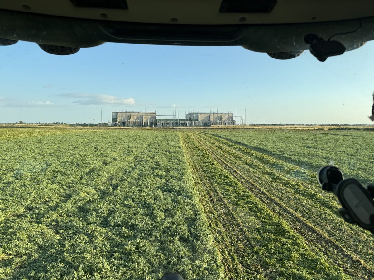 One thing, at least we have a decent capacity charging point next to the field ⚡️ 🫛🫛🫛🫛