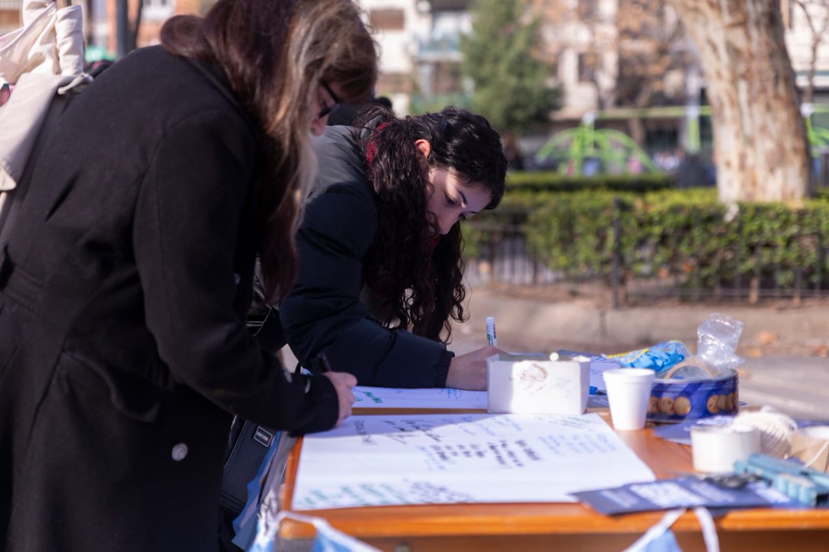 CasaGatica's tweet photo. No importa cuántas veces la policía arranque los carteles, cuántas vallas pongan y cuantos servicios de inteligencia manden para amedrentarnos.

Vamos a seguir yendo a San José 1111 hasta que   recupere la libertad y podamos verla otra vez en el balcón de Perón y Evita. https://t.co/vF13Ux2aEY
