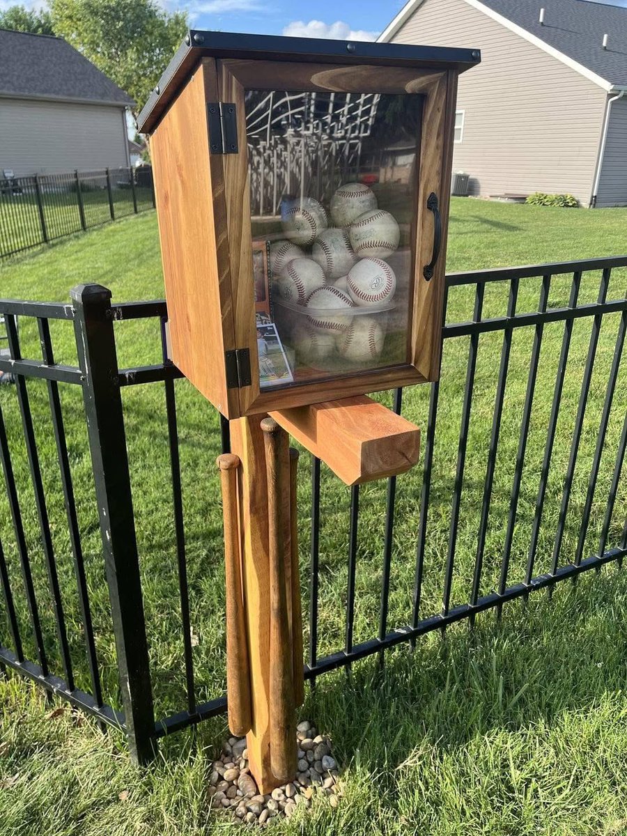 nut_history's tweet photo. A baseball collector in Southern Illinois built a free baseball exchange box in his backyard, right next to a local field where foul balls often land. https://t.co/zYwMeLOQ58