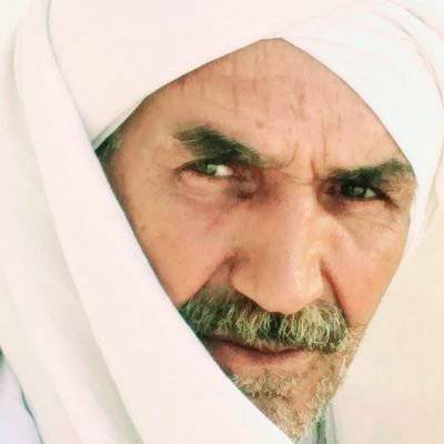 أعلم أن بعضا من الاصدقاء
والمتابعين الكرام قد يرونني 
في صورة بشعه
أود سؤال ان
تسألوا من  إلتقط لكم صورتي
وشوه تعابير وجهي
وغير نطق حرفي
واستفز #قصيد_الروح قدسميته قبلا
#روح_القصيد_عيناك
سالوا تلك العدسات المصنوعه وراء الحدق
فغيرت وجه الحق
إسألوا الذين زينوا وجوههم بمساحيق الخجل