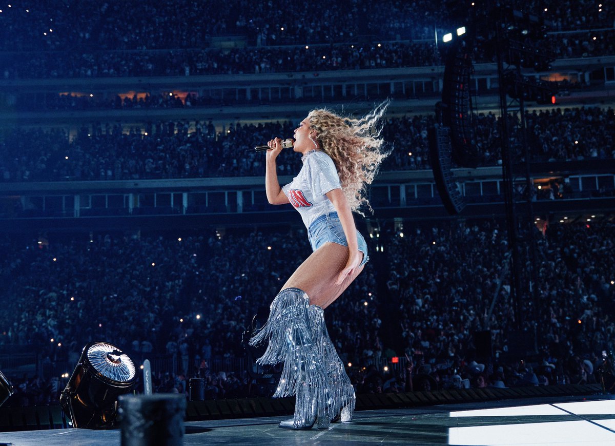 bchartsnet's tweet photo. ⭐️ Billboard reafirma em novo artigo que Beyoncé é A MAIOR estrela pop do século:

“Tomado como um momento de catarse pessoal e artística, Cowboy Carter e sua turnê são duas das ofertas musicais mais fortes do século XXI. Tomadas como uma declaração política, as coisas ficam um pouco instáveis. Mas é precisamente por isso que Beyoncé continua sendo a maior estrela pop deste século; nenhum outro artista está inspirando esse nível de debate e conversa em tantos planos diferentes ao mesmo tempo. E eles certamente não estão lotando estádios e quebrando recordes fora de seu gênero principal enquanto fazem isso.”