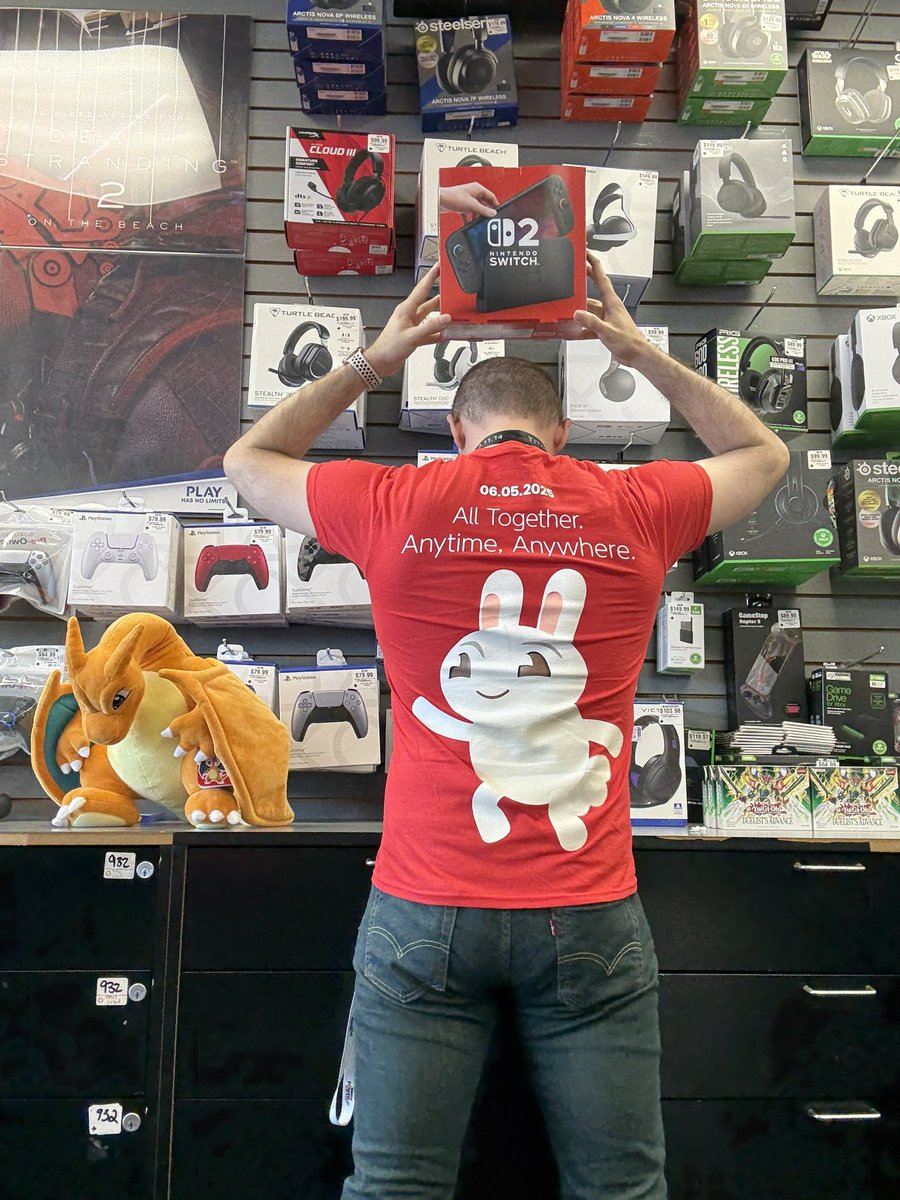 Weavenut's tweet image. That feeling when you get to hang out with the best coworker ever at @GameStop 🤩
Shoutout @buckthebunny! 😎