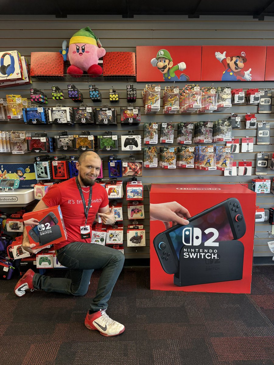Weavenut's tweet image. That feeling when you get to hang out with the best coworker ever at @GameStop 🤩
Shoutout @buckthebunny! 😎