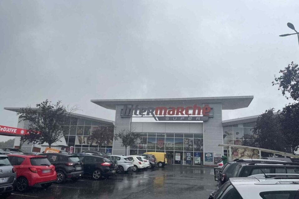 L’annonce, brutale, de la fermeture de l’Intermarché de #Luceau est une très douloureuse nouvelle pour la commune et en premier lieu pour les 23 salariés, qui devront impérativement être soutenus et reclassés. 

Cette décision est d’autant plus douloureuse que la commune fait