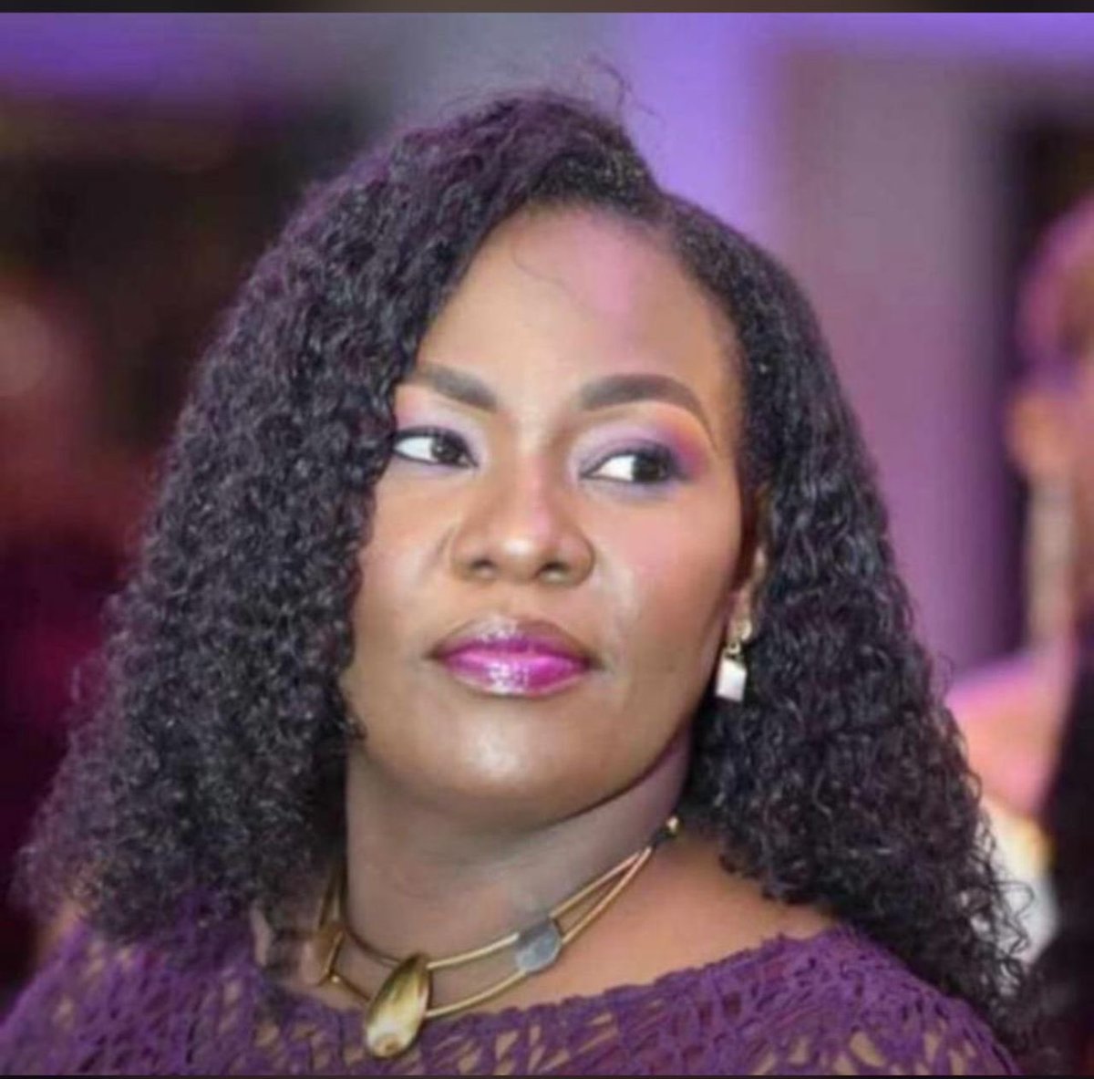 Un an s’est écoulé depuis que tu es partie, et pourtant, le vide que tu as laissé est toujours aussi immense.
Michelle, ma petite sœur, mon amie, ma confidente, ma complice de cœur… Tu étais ce rayon de lumière qui savait apaiser, faire rire, comprendre sans juger, aimer sans