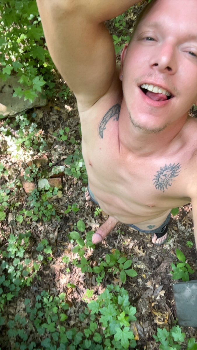 beebarfishoney's tweet photo. Out taking a hike today https://t.co/LXaRlDMwIB