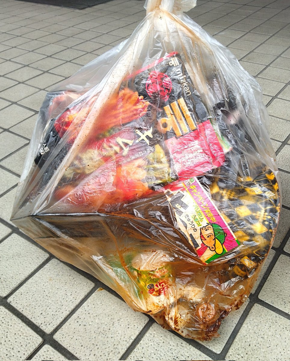 【今日のごみトリビア】
プラスチック資源に出されていたものですが、液体がそのままだと回収することが難しいです。理由はこの液体が他のプラを汚してしまい、衛生を保つことができなくなるからです。軽く濯いでくれるか、それが難しい時は可燃ごみで大丈夫です。
#ゴミ清掃員の日常