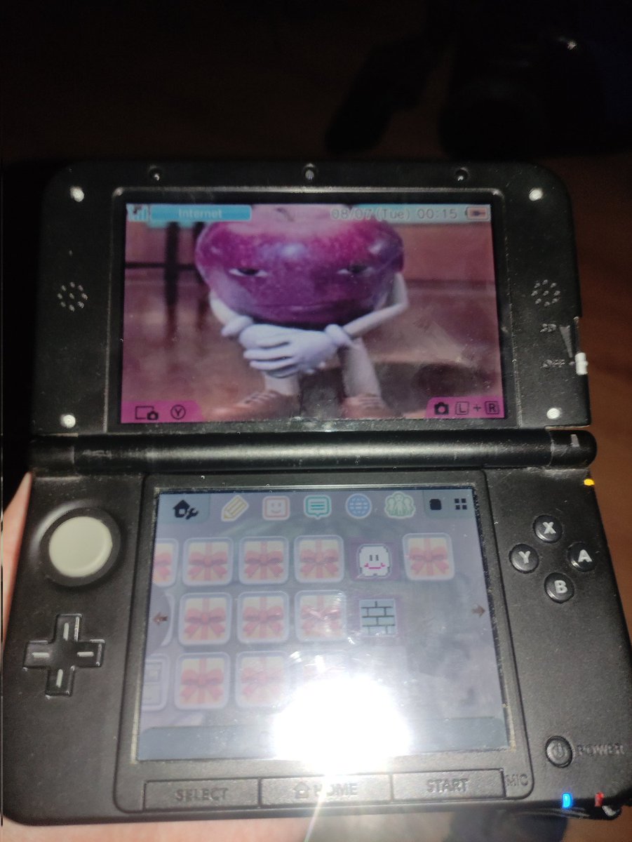 J553617746654's tweet image. I'll be spending like two weeks in a place with no internet, so that means I have to dust off my broken 3ds 🔥