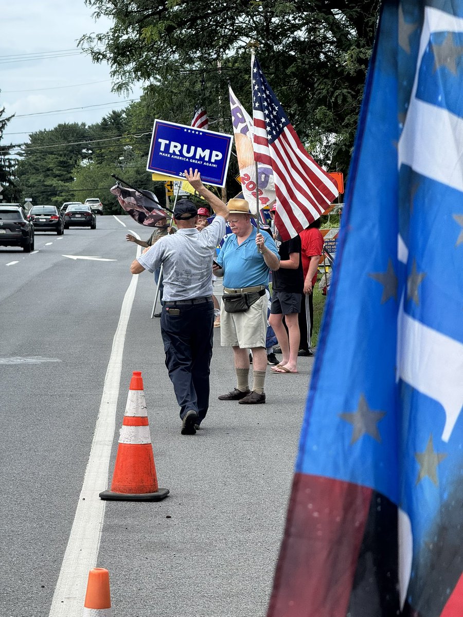 itsheatherleigh's tweet image. Today was a good day throughout the Lehigh Valley, PA.
+ 2 🟥 Mail in Ballots
+ 7 Commit to Vote
+ 3 New volunteers
And it’s only Monday. Let’s go!
@EarlyVoteAction is all about the grassroots led by our fearless leader and patriot @ScottPresler
@jeannette0629 @Eduke15…