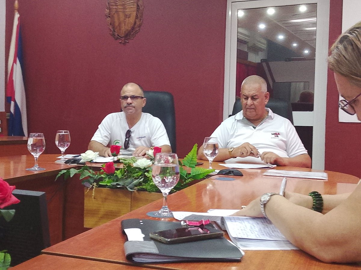 Migdali83373126's tweet photo. Presidido por el miembro del buró, compañero Yunier Batista Mulet y el Gobernador @ManolihaHolguin,  se efectúa chequeo a los servicios básicos a la población.  #HonorHolguinero
@QueipoRuiz 
@HolguinSi 
@YuniaPrez https://t.co/VrplZclDsd