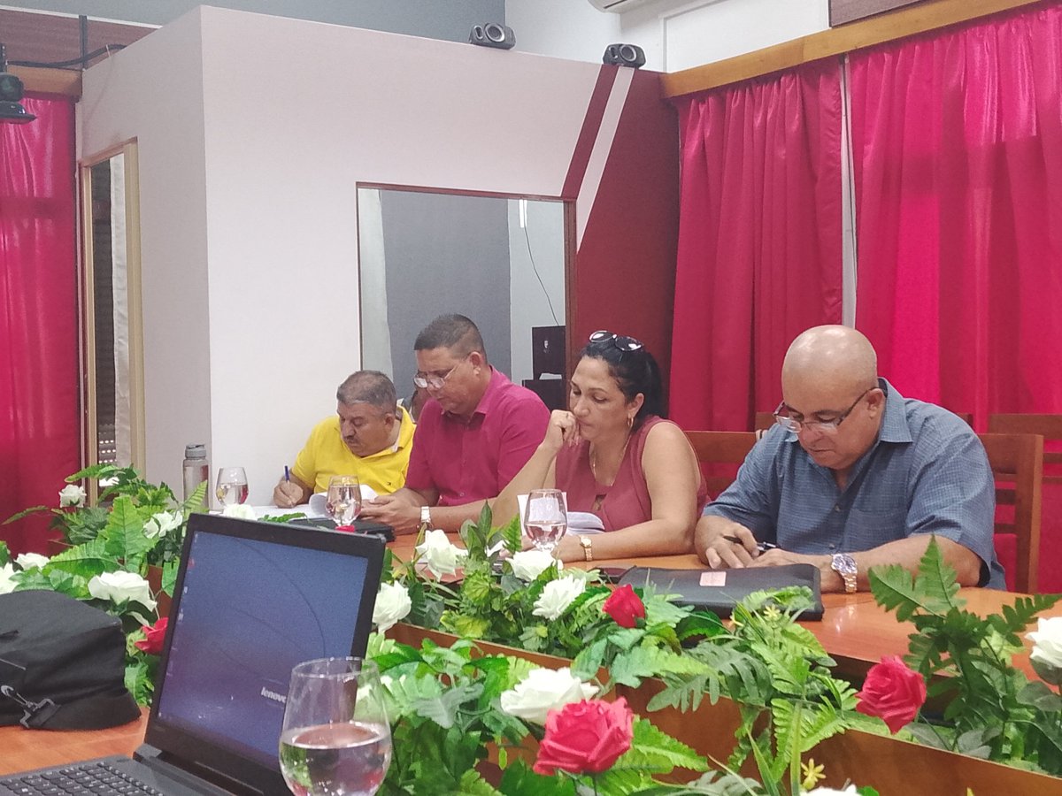 Migdali83373126's tweet photo. Presidido por el miembro del buró, compañero Yunier Batista Mulet y el Gobernador @ManolihaHolguin,  se efectúa chequeo a los servicios básicos a la población.  #HonorHolguinero
@QueipoRuiz 
@HolguinSi 
@YuniaPrez https://t.co/VrplZclDsd