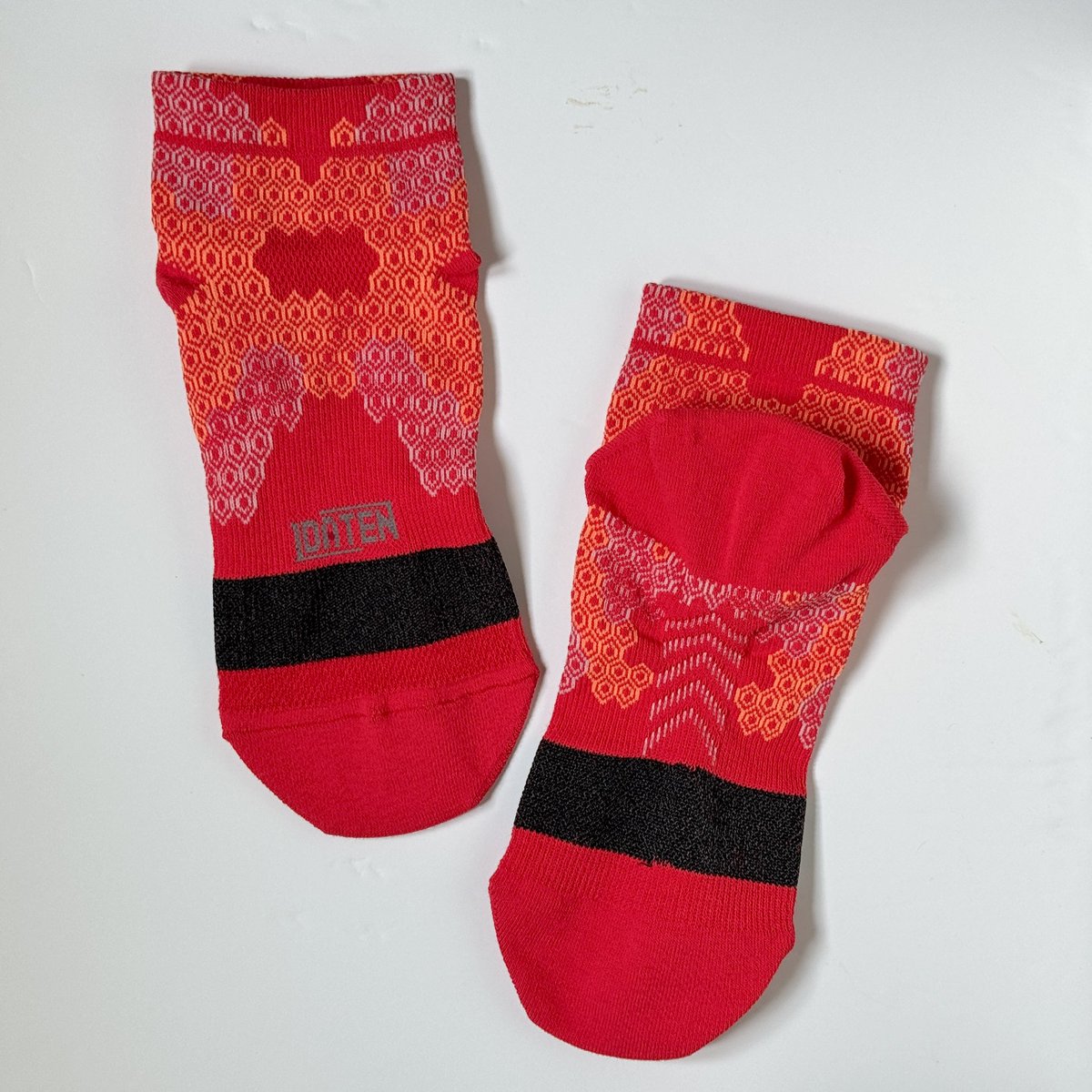 .   ,,,,
o( •_•)o ｵﾊﾖｰ 靴下ﾊｲﾀ?🌤️
  / &gt;🧦

#チキン南蛮の日
南蛮と聞くとなぜか和洋折衷的な衣装を着た織田信長を思い浮かべてしまいます…
今、織田信長がいたらこの派手目ハニカムテーピングソックス献上したいなー

きっと似合う🥳

😇ｶﾖﾛ~

#企業公式が毎朝地元の天気を言い合う