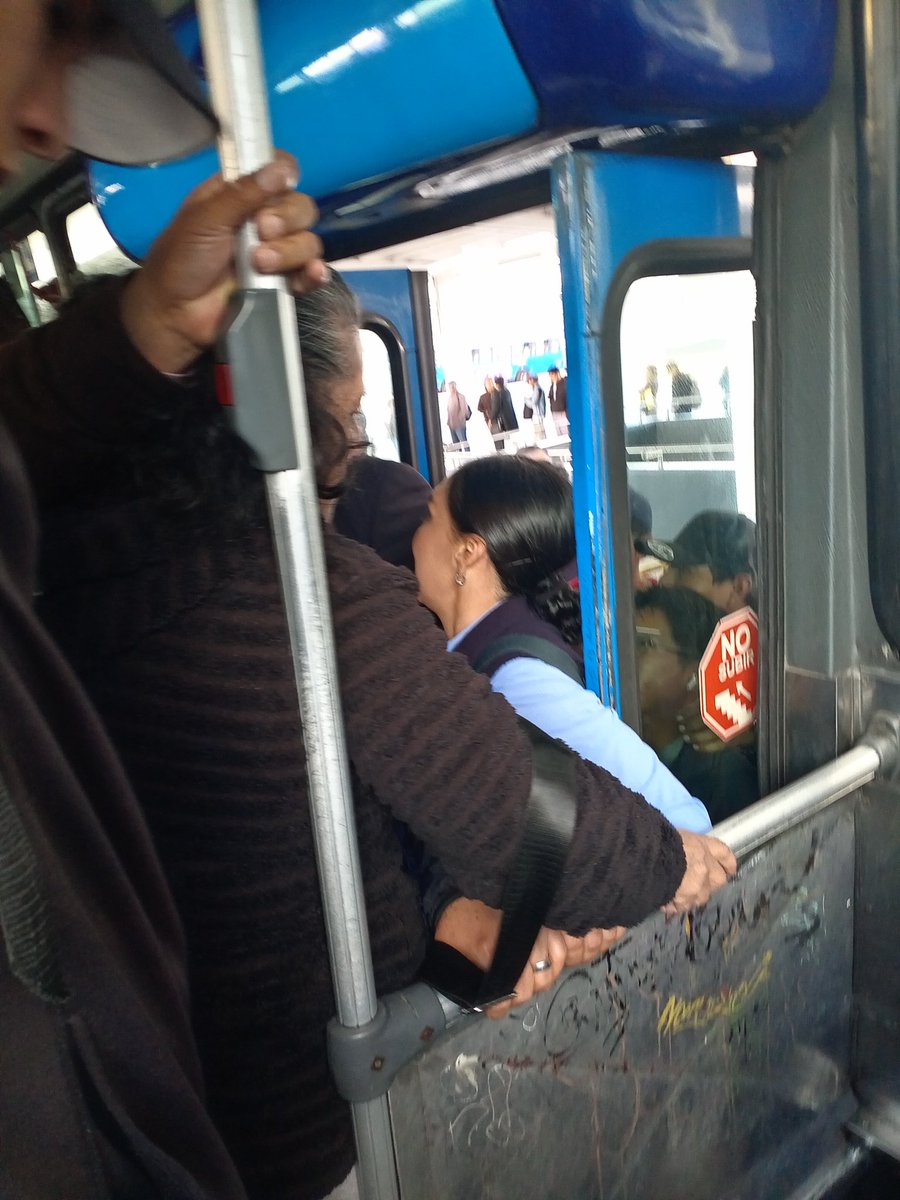 Quién regula la frecuencia de la Cooperativa Llano Grande en el Labrador? No es justo que se lleve de esta manera a la gente. Si no son ayuda, @TransporteQuito, dejen que la ruta sea autónoma. <a href="/movilidadquito_/">Sec. Movilidad Quito</a>