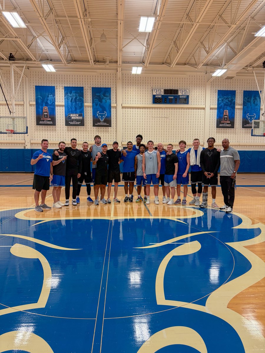 CoachGH3's tweet image. Awesome to have @UBuffalo and @UBuffaloMBB great and current @FredoniaSt_MBB HC @Coach_Smiley_ back home in Alumni for today’s workout!
#ALLinGRIT #ForeverABull