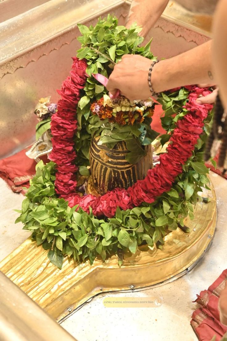 🔱 हर हर महादेव 🔱
शिव की भक्ति, शांति और शक्ति का मार्ग है।

त्र्यम्बकं यजामहे सुगन्धिं पुष्टिवर्धनम्।
उर्वारुकमिव बन्धनान् मृत्योर्मुक्षीय मा मृतात्॥🚩

हम भगवान त्र्यम्बक (शिव) की उपासना करते हैं, जो जीवन को पोषित करते हैं। जैसे खीरा बेल से अलग होता है, वैसे ही हम मृत्यु के