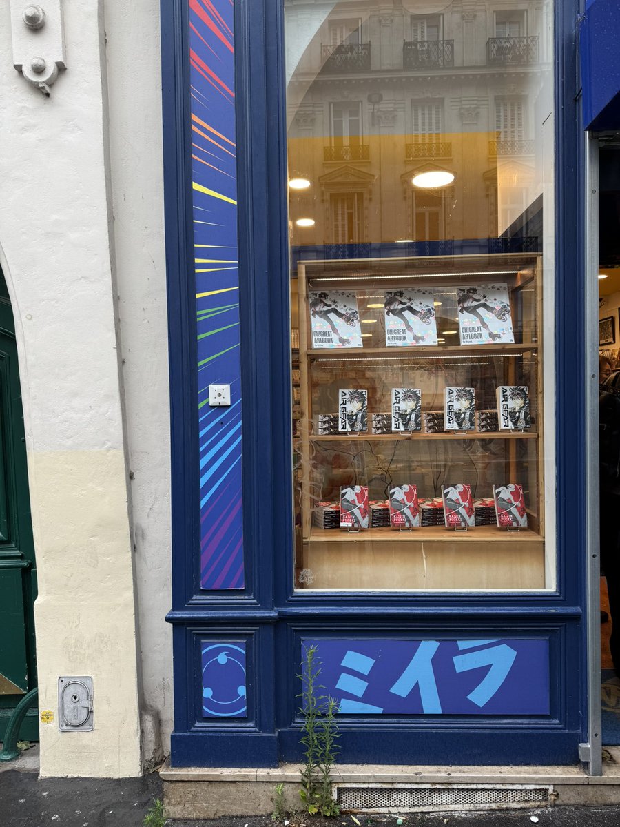 ohgreatofficial's tweet image. フランス最終日。書店のミイラマンガさんにて取材&サイン会。ご来店戴いた皆様のおかげでアートブックは完売御礼! サイン会の終わる頃にはウインドウの1番上に飾られていた見本誌も消えていました。皆様、ありがとうございました。(グレスタ)