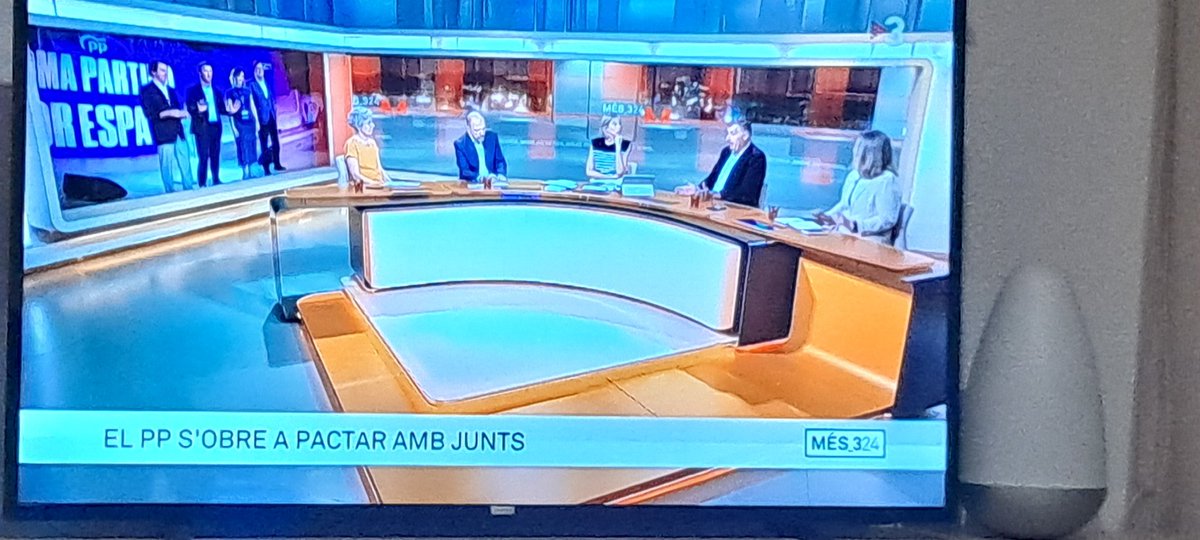 Mig Baix Ebre cremant i confinat, foc entrant als dins mateix dels pobles a Xerta i Aldover. Un focus a Alfara de Carles de por. Més de 1600ha cremades i avançant. Centenars de persones desallotjades per l'incendi  de Paüls. Però els amics <a href="/som3cat/">3Cat</a> #Mes324 al seu rotllo #IFPaüls