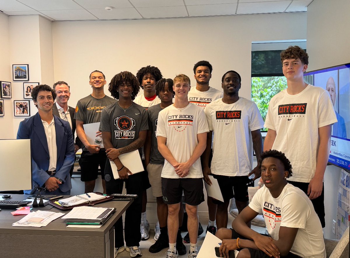 City Rocks brought their 17U team in for a financial literacy and NIL presentation from Jim Hart - Managing Director at one of the world‘s largest wealth management firms #CRFam 🟠