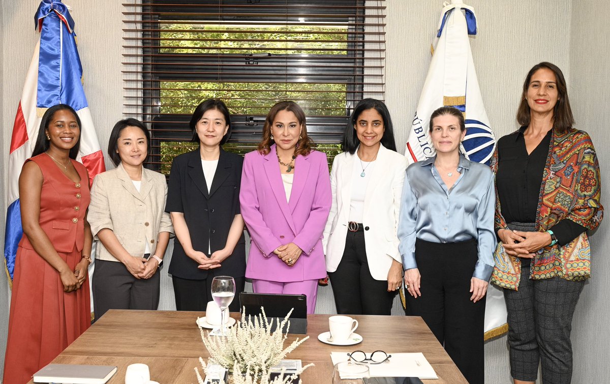 MMujerRD's tweet image. En la reunión también participaron la viceministra de Planificación y Desarrollo, @AddysThen; la directora de Derechos Integrales, Carolina Alvarado; y la encargada de Cooperación Internacional del @MMujerRD, Ana Valerio Chico, además de la especialista en proyectos de #KOICA,…