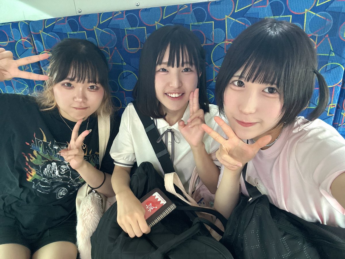 この間みんなでバス乗った✨
テトさんが手遊びみたいなの教えてくれてめっちゃ楽しい！！！
もうジャンケンには飽き飽きしてたから嬉しい(｡-_-｡)˖ ࣪⊹