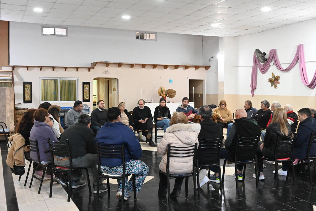 En el barrio Don Bosco ya comenzaron las obras para restaurar aquello que la inundación dañó. 

Hoy me encontré con vecinos en la Sociedad de Fomento para conversar sobre los avances en la reparación de la calle Paroissien, gravemente socavada por el agua, y otras situaciones a