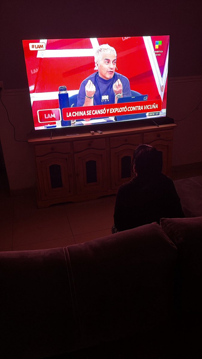 me estalla mi mama viendo lam cual cadena nacional sameeee