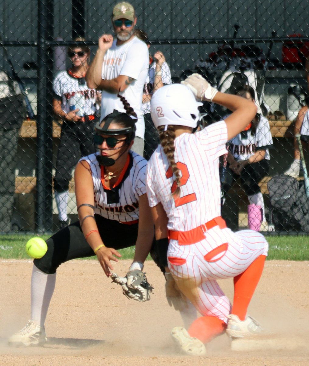 Charles City senior Emerson Bohlen steals a base during a game against Waukon last week. Bohlen and the Comets will host Decorah, Thursday in the first round of the Class 4A regionals.
…citypress-ia-siteadmin.newsmemory.com/charlescitypre……-win-over-comets/