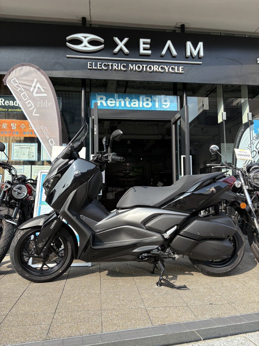 XEAM_Hakata's tweet photo. YAMAHA XMAX 
入荷&amp;レンタル開始しました‼️
250CCスクーターの王者、街乗り、ロングツーリングも最高のバイクです。収納力も抜群で、タンデムも楽々、快適ですよ‼️
ご予約お待ちしてます‼️
#レンタルバイク　#レンタル819 #렌탈바이크　#博多　#福岡　#ツーリング　#山笠 https://t.co/yCxDfPS39T