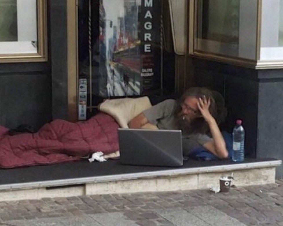 eu lendo todos os rumores possiveis de doomsday mesmo sabendo q a maioria é mentira