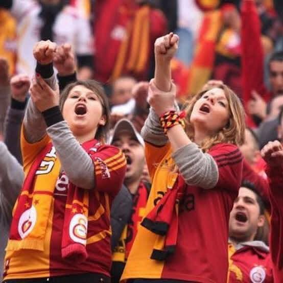 Osimhen transfer edildiğinde “ölü olmamış olsa napoli bırakmazdı” dediler, sonra “nasılsa devre arası gider” diye kendilerini avuttular, sezon sonu “büyük takımlar alır Galatasaray nal toplar” diye dalga geçtiler, şimdi de ağlayıp kendi yöneticilerine küfür ediyorlar. Muazzam :)