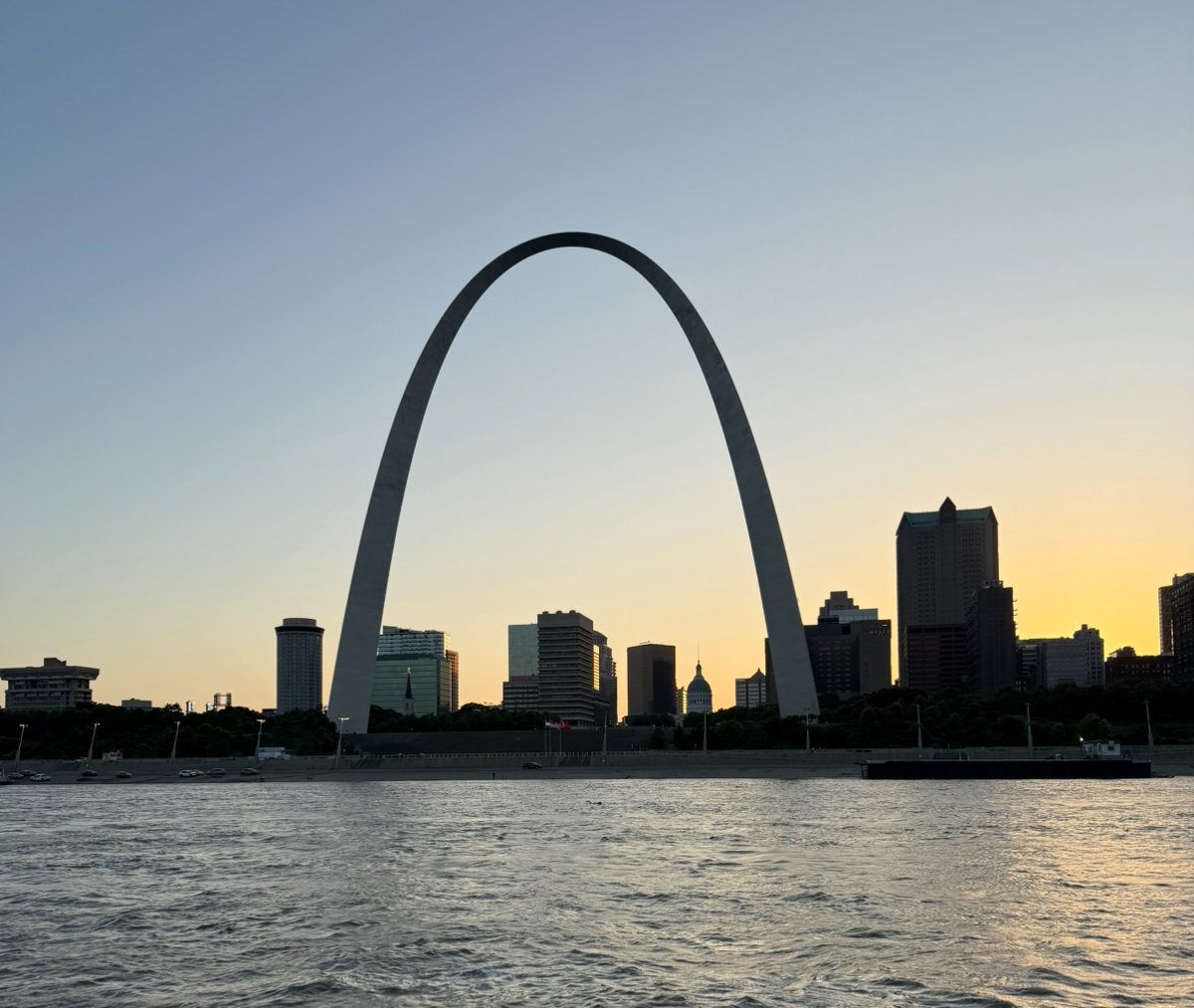 GatewayArchSTL's tweet image. Here I am, livin' on the banks of the Mississippi ☺
📸 Great shot by Saanvi P. taken from the top deck of a riverboat cruise!
