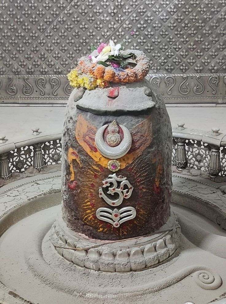 महाकाल की महिमा अपरंपार है

इनकी शरण मे आओ ,यहाँ सभी दुखों की हार है

#जय_श्री_महाकाल🙏🚩
#शुभ_प्रभात_वंदन 🌹🌱
