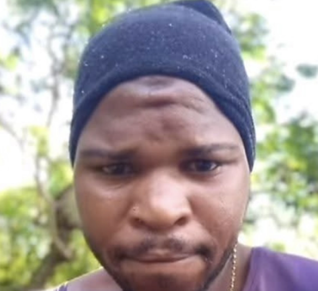 UHN_Plus's tweet photo. 🇨🇺‼️ | URGENTE — Denuncian el brutal asesinato de Adrian Adolfo, alias “El Tronco”, en el centro de Cuba por gritar “¡Abajo la dictadura!” durante un apagón.

Un agente policial lo retó a bajar de su edificio y lo apuñaló hasta matarlo ante varios testigos. La familia acusa al régimen comunista de reprimir y callar con sangre cualquier protesta.

Vía @martellheidy1