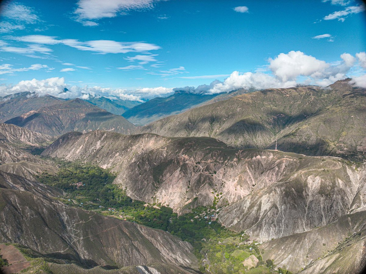 Sobrevolamos 1.800 hectáreas en la vereda Umpala de Piedecuesta, Santander✈️💚, para iniciar el proceso de formalización de tierras, y convertir en dueños legítimos, a quienes las han trabajado con resistencia y compromiso.

Muy pronto en Umpalá podrán decir con orgullo: