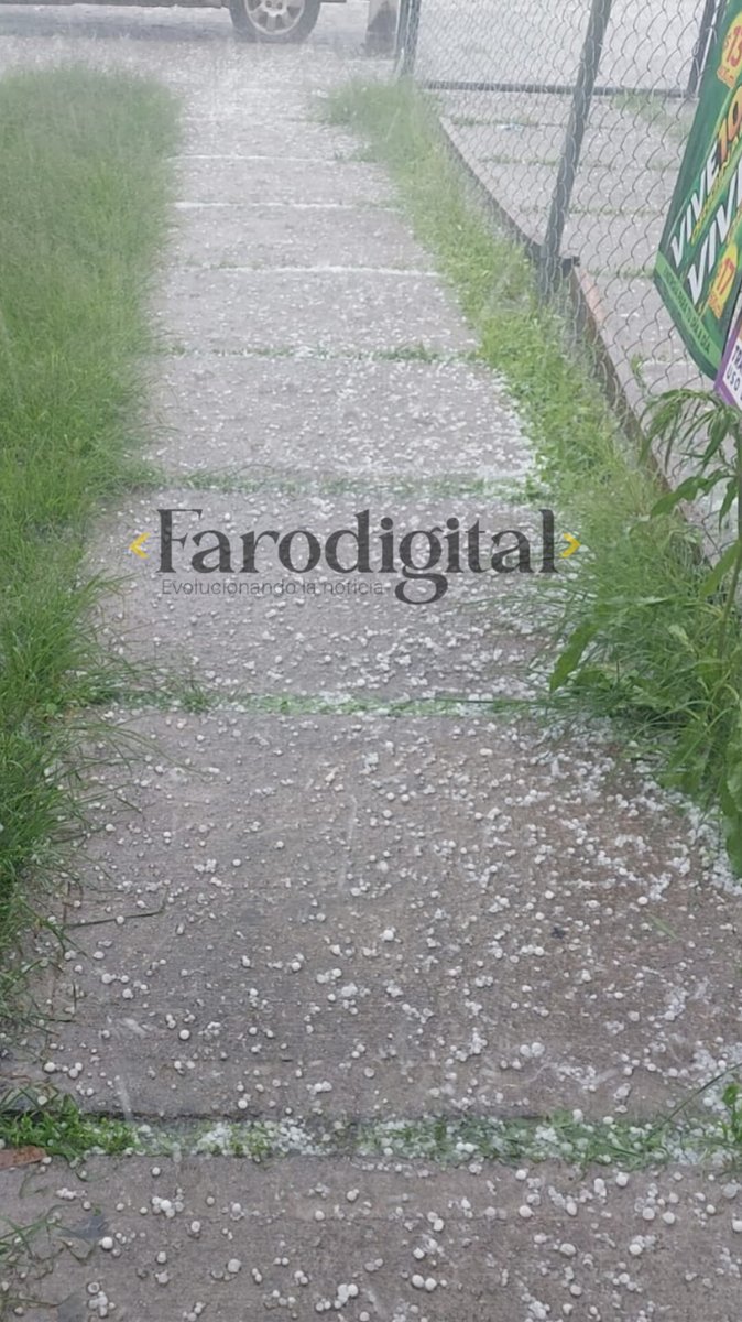 farodigitalpue's tweet photo. #AHORA 🌧️ || Fuerte granizada sorprende a los poblanos en #LosHéroes.
⚠️ Tome precauciones.
#FaroDigital #Puebla #lluvia https://t.co/osZQFQgL6K