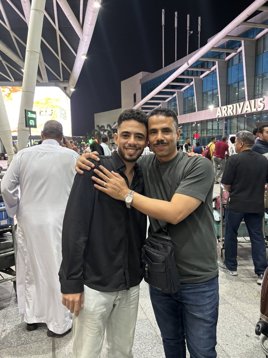 iamziadmoh's tweet image. ما أسعدَ العينَ إن فازَت برُؤيَتِهِم
ويا سعادةَ قلبٍ فيهِ قد نزَلُوا