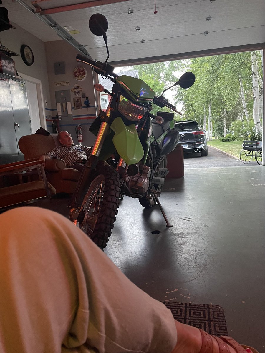 Birthday number 3 in the last 2 weeks at our house…dear old Dad🥳 Ending it off with a few tunes in the garage. It was a good day🎂🎈🍻😘