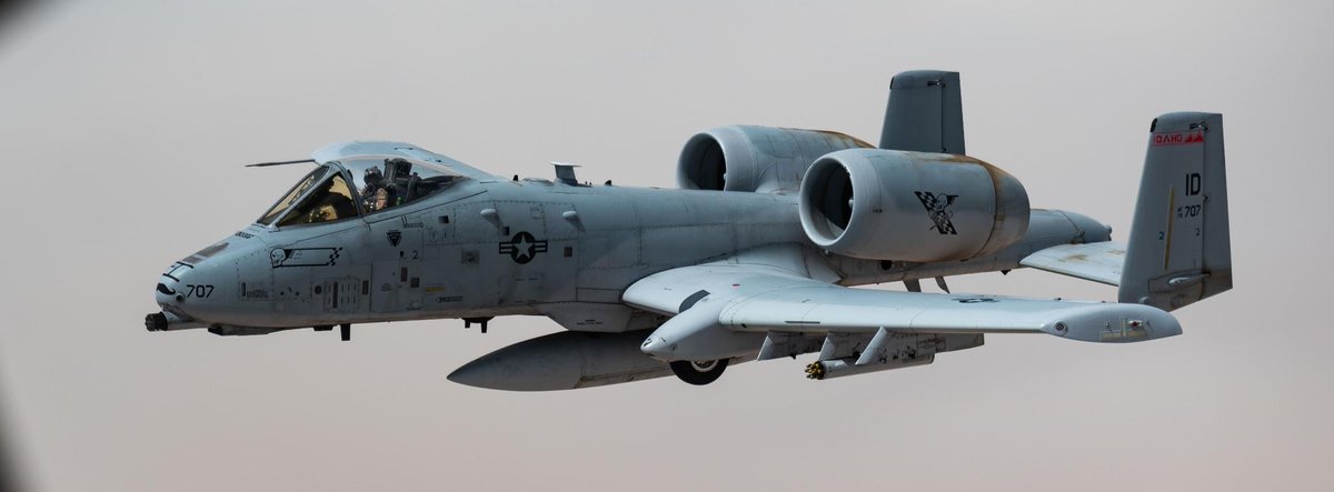 CENTCOMHebrew's tweet image. מטוסי A-10 Thunderbolt II של חיל האוויר האמריקאי מסיירים באזור האחריות של פיקוד המרכז של ארה"ב (#CENTCOM).
