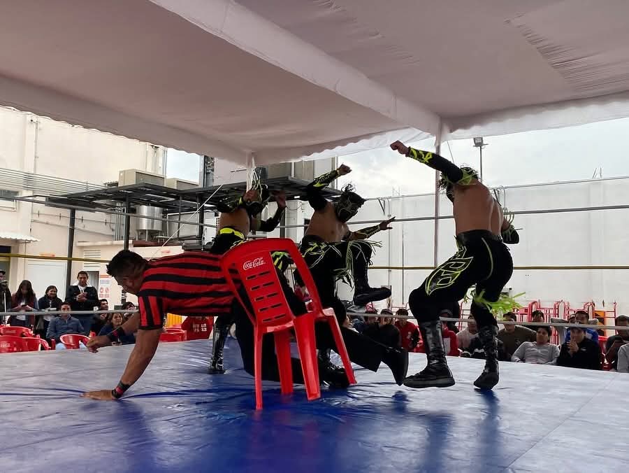LaTijeraLucha's tweet photo. En un buen encuentro y con buena dinámica de ambos bandos, los #MexaBoys se logran imponer a #LaMalaFama, en encuentro que mantuvo al público expectante donde #NoisyBoy, #AguilaOriental y #SpiderFly se impone con tremendos vuelos a #Arez, #Toxin y #Latigo en la lucha semifinal... https://t.co/G9KG37G6JR