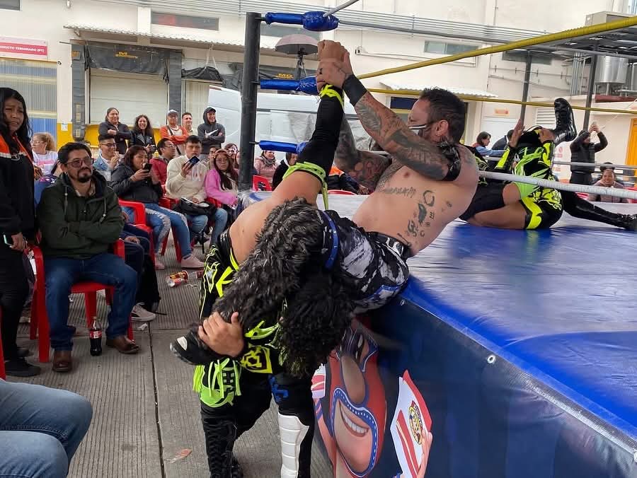 LaTijeraLucha's tweet photo. En un buen encuentro y con buena dinámica de ambos bandos, los #MexaBoys se logran imponer a #LaMalaFama, en encuentro que mantuvo al público expectante donde #NoisyBoy, #AguilaOriental y #SpiderFly se impone con tremendos vuelos a #Arez, #Toxin y #Latigo en la lucha semifinal... https://t.co/G9KG37G6JR