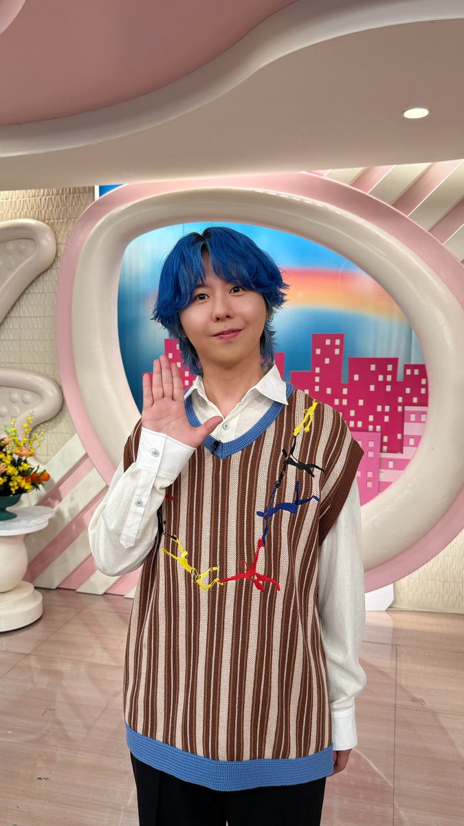 涼ちゃんのお洋服、足だったり手だったりを繋いでる人の色がメンカラ