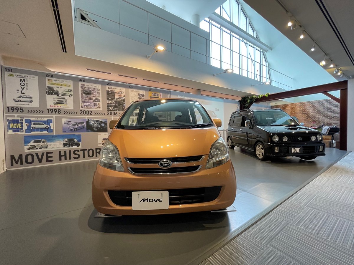 HelloDaihatsu's tweet image. 📣お知らせ  #ヒューモビリティワールド ムーヴ展開催

ダイハツ工業本社にある、ヒューモビリティワールドでは
「ムーヴ展」を８月３０日（土）まで開催しています。
２代目（1998年）、３代目（2002年）、４代目（2006年）をご覧いただけます✨…