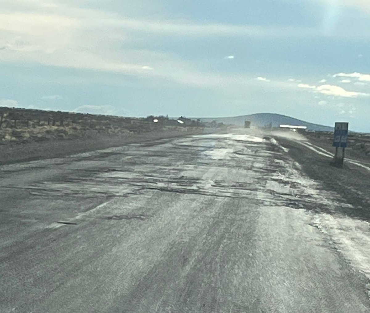 Mazaruca's tweet photo. Sr. Presidente @JMilei ahora que eliminó Vialidad Nacional, ¿qué pasará con la #RN40 #RN3 #RN26 #RN259 y #RN260 en #Chubut?
 Si antes eran un desastre, ¿ahora qué nos espera? ¿Calamidad con sello oficial?
#Chubut #Vialidad #RutasAbandonadas #ModoPeligro https://t.co/IcyHDxi4ML