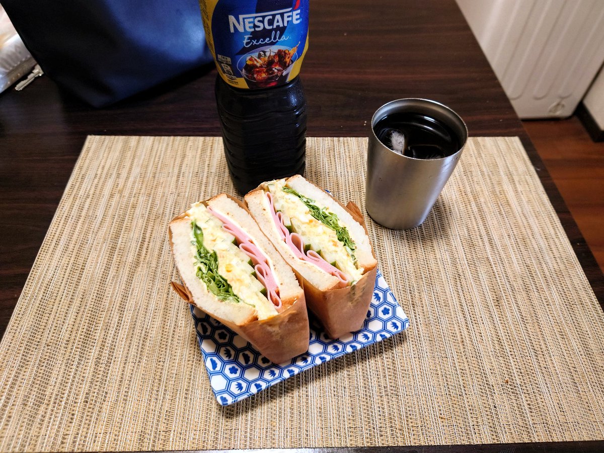 tanizoh20's tweet photo. 今日のたにぞぅ飯！

おはよぉございます☀☀

急遽お休みになっ���ので朝からサンドイッチ🥪作ってみました！！

今日も熱くなるので皆さん熱中症にお気をつけください🥵💦

#たにぞぅ飯 
#おうちごはん 
#ミックスサンド 
#わんぱくサンド 
#アイスコーヒー https://t.co/YPUWw2PafW
