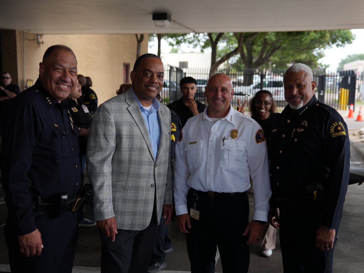 ChiefComeauxDPD's tweet image. 7/7 is an painful day in @DallasPD’s history. Today we gathered to honor our fallen at the Southwest Patrol Division, and every day we wear this badge and uniform we make a promise to honor their memory.