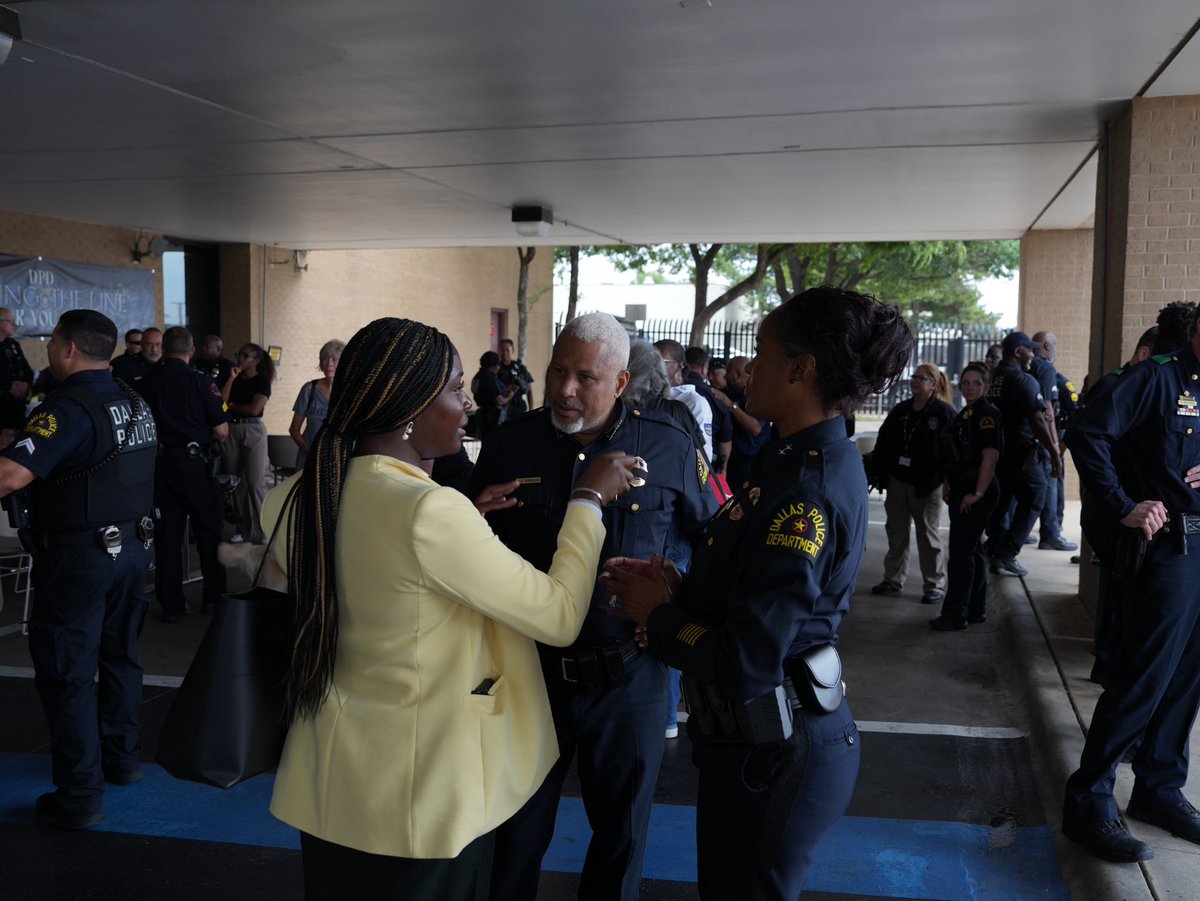ChiefComeauxDPD's tweet image. 7/7 is an painful day in @DallasPD’s history. Today we gathered to honor our fallen at the Southwest Patrol Division, and every day we wear this badge and uniform we make a promise to honor their memory.