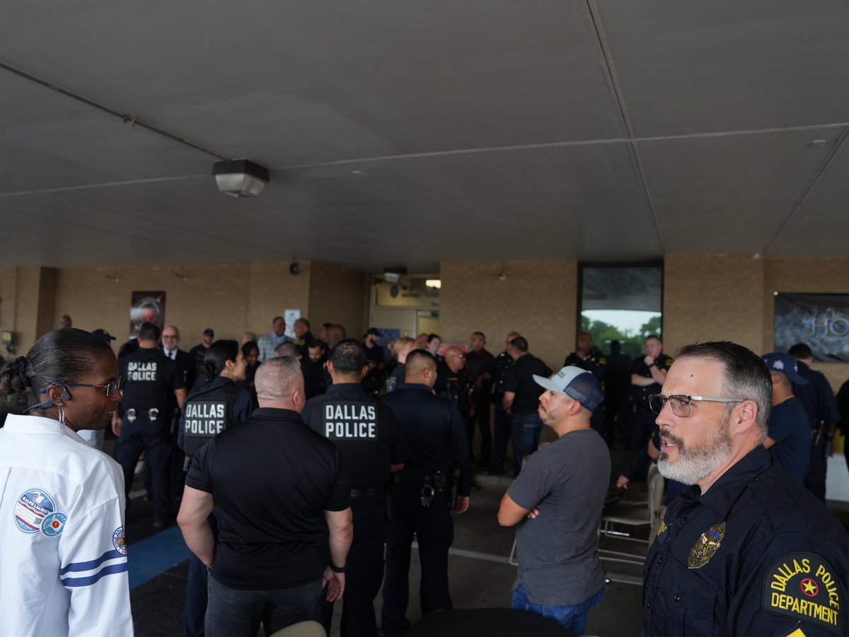 ChiefComeauxDPD's tweet image. 7/7 is an painful day in @DallasPD’s history. Today we gathered to honor our fallen at the Southwest Patrol Division, and every day we wear this badge and uniform we make a promise to honor their memory.