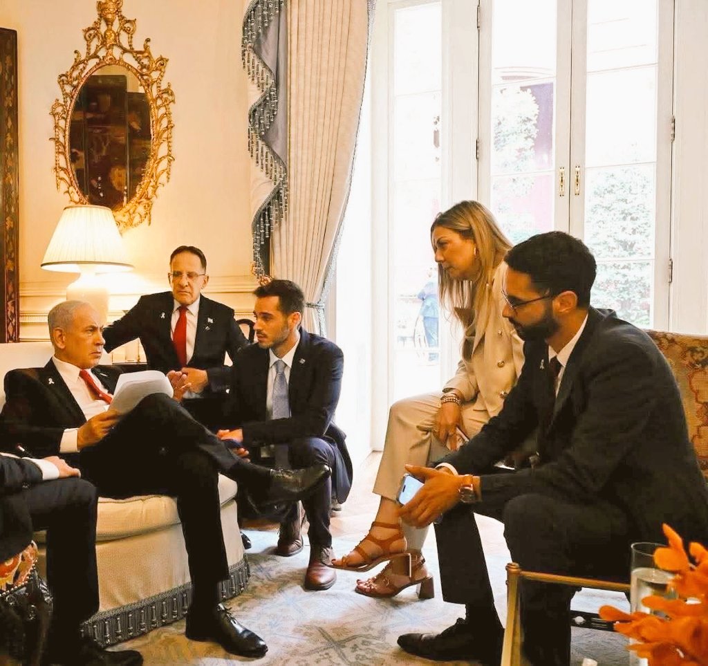 💥 وجوم!
هكذا تلقّى مجرم الحرب بنيامين نتنياهو خبر مصرع وإصابة عشرات من جنود جيشه المجرم في قطاع غزة الليلة الماضية.

#فلسطين #غزة #الأسرلة